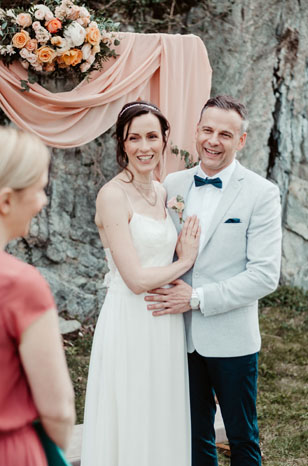 Brautpaar Goldrausch Traurednerin und Brautpaar bei der freien Trauung.